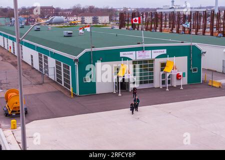 Un bateau de croisière accoste à Charlottetown, à l'Île-du-Prince-Édouard, au Canada, par une journée froide et pluvieuse de mai. Banque D'Images