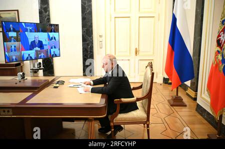 Moscou, Russie. 02 août 2023. Le président russe Vladimir Poutine organise une réunion par vidéoconférence avec des membres du gouvernement du Kremlin, le 2 août 2023 à Moscou, en Russie. Crédit : Alexander Kazakov/Kremlin Pool/Alamy Live News Banque D'Images