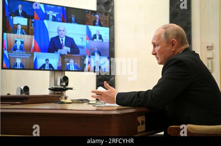 Moscou, Russie. 02 août 2023. Le président russe Vladimir Poutine organise une réunion par vidéoconférence avec des membres du gouvernement du Kremlin, le 2 août 2023 à Moscou, en Russie. Crédit : Alexander Kazakov/Kremlin Pool/Alamy Live News Banque D'Images