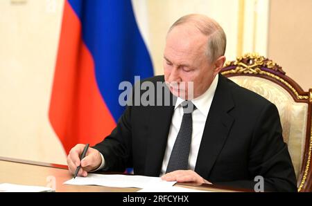 Moscou, Russie. 02 août 2023. Le président russe Vladimir Poutine prend des notes lors d’une réunion par vidéoconférence avec des membres du gouvernement du Kremlin, le 2 août 2023 à Moscou, en Russie. Crédit : Alexander Kazakov/Kremlin Pool/Alamy Live News Banque D'Images