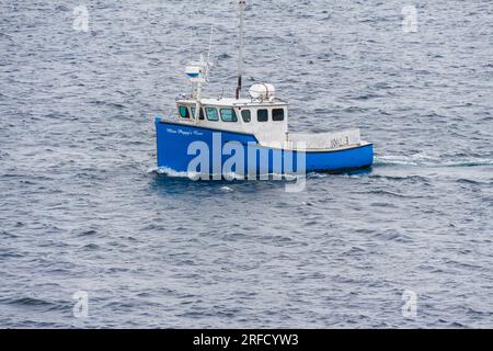 Bateau de pêche par temps froid et pluvieux à Peggy's Cove près de Halifax, Nouvelle-Écosse, Canada. Banque D'Images