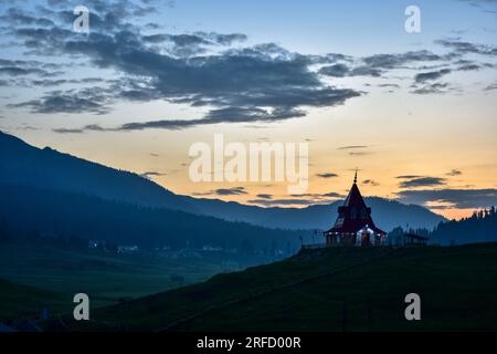 Gulmarg, Inde. 02 août 2023. Le temple hindou est vu au coucher du soleil à la station de Gulmarg Hill, à environ 55 km de Srinagar, la capitale estivale du Jammu-et-Cachemire. (Photo Saqib Majeed/SOPA Images/Sipa USA) crédit : SIPA USA/Alamy Live News Banque D'Images