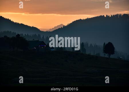 Gulmarg, Inde. 02 août 2023. Une vue de la station de Gulmarg Hill au coucher du soleil, à environ 55 km de Srinagar, la capitale estivale du Jammu-et-Cachemire. (Photo Saqib Majeed/SOPA Images/Sipa USA) crédit : SIPA USA/Alamy Live News Banque D'Images
