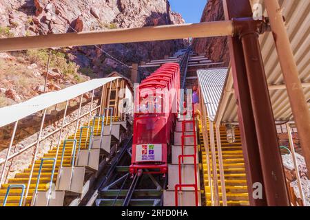 Inclinez le chemin de fer au Royal gorge Bridge Park dans le Colorado. Le pont sur la rivière Arkansas était le plus haut pont suspendu du monde lorsqu'il a été construit en 1929. Banque D'Images