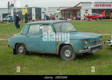 Targu-Jiu, Gorj, Roumanie - 29 avril 2023 : voiture d'époque Dacia 1100, à l'exposition au salon aérien de Targu-Jiu, Roumanie Banque D'Images