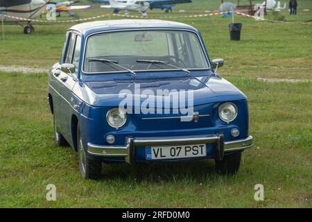 Targu-Jiu, Gorj, Roumanie - 29 avril 2023 : voiture d'époque Dacia 1100, à l'exposition au salon aérien de Targu-Jiu, Roumanie Banque D'Images