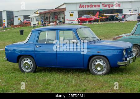 Targu-Jiu, Gorj, Roumanie - 29 avril 2023 : voiture d'époque Dacia 1100, à l'exposition au salon aérien de Targu-Jiu, Roumanie Banque D'Images