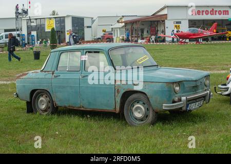 Targu-Jiu, Gorj, Roumanie - 29 avril 2023 : voiture d'époque Dacia 1100, à l'exposition au salon aérien de Targu-Jiu, Roumanie Banque D'Images
