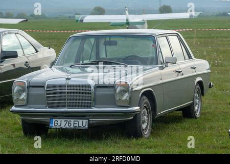 Targu-Jiu, Gorj, Roumanie - 29 avril 2023 : voiture vintage Mercedes, à l'exposition au salon aérien de Targu-Jiu, Roumanie Banque D'Images
