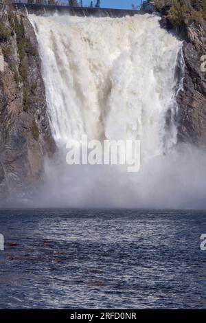 Chutes Montmorency - à 270 pieds, 90 pieds plus haut que les chutes Niagara - se déversent dans la rue Lawrence River à quelques milles au-dessus de Québec, Québec, Canada Banque D'Images