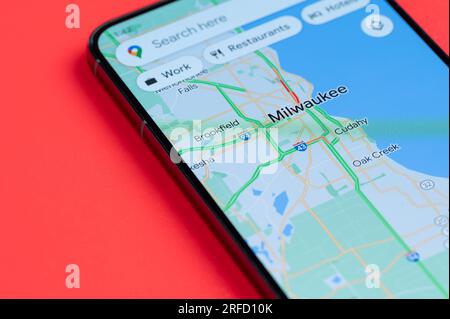 New York, USA - 21 juillet 2023 : carte des embouteillages à Milwaukee sur écran smartphone vue rapprochée Banque D'Images