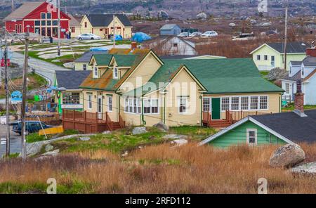 Peggy's Cove village de pêcheurs (et un attrait touristique) sur une journée froide et pluvieuse en mai, à la Nouvelle-Écosse, au Canada. Banque D'Images