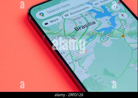 New York, États-Unis - 21 juillet 2023 : carte des embouteillages à Brasilia sur écran smartphone vue rapprochée avec fond rouge Banque D'Images