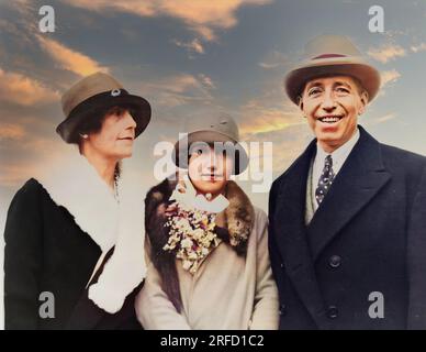Il s'agit d'une image colorisée de Pierre Camille Cartier (1878-1964), le célèbre joaillier français, de sa femme Elma et de sa fille Marion. En 1909, il ouvre son New York Store sur la Cinquième Avenue. Parmi ses clients célèbres figuraient Rockefellers, Ford et Astors et Mme John F. Kennedy, la duchesse de Windsor et la princesse Grace de Monaco; Banque D'Images