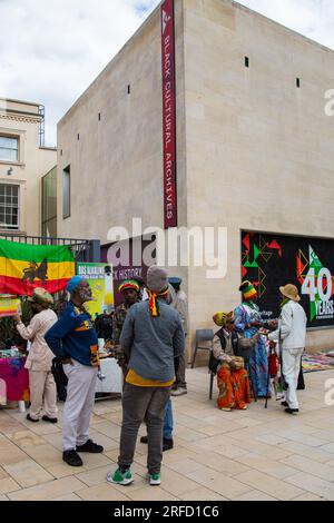 Brixton, Royaume-Uni. 01 août 2023. Les gens se rassemblent à l'extérieur des Archives culturelles noires pendant la journée de l'émancipation. La Journée de l'émancipation marque l'anniversaire de la Loi de 1833 sur l'abolition de l'esclavage. (Photo de Thabo Jaiyesimi/SOPA Images/Sipa USA) crédit : SIPA USA/Alamy Live News Banque D'Images