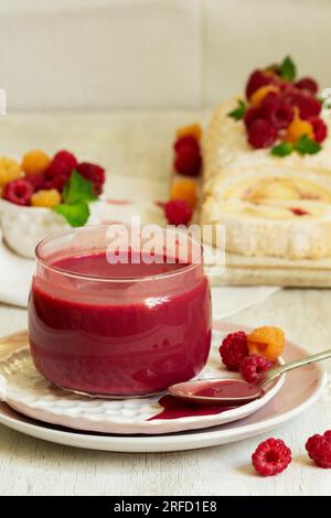 Caillé de framboise, framboises et meringue roulez sur un fond clair. Style rustique. Banque D'Images