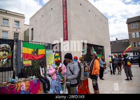 Brixton, Royaume-Uni. 01 août 2023. Les gens se rassemblent à l'extérieur des Archives culturelles noires pendant la journée de l'émancipation. La Journée de l'émancipation marque l'anniversaire de la Loi de 1833 sur l'abolition de l'esclavage. (Photo de Thabo Jaiyesimi/SOPA Images/Sipa USA) crédit : SIPA USA/Alamy Live News Banque D'Images