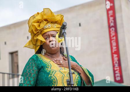 Brixton, Royaume-Uni. 01 août 2023. Esther Stanford- Xoxei, réparatrice de renommée internationale, parle devant les Archives culturelles noires de Windrush Square pendant le jour de l'émancipation. La Journée de l'émancipation marque l'anniversaire de la Loi de 1833 sur l'abolition de l'esclavage. (Photo de Thabo Jaiyesimi/SOPA Images/Sipa USA) crédit : SIPA USA/Alamy Live News Banque D'Images