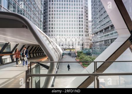 Canary Wharf Plaza, Adams Plaza Bridge, un Canada Square derrière. Travailleurs partant pour la maison, fin de journée de travail Canary Wharf architecture futuriste Royaume-Uni Banque D'Images