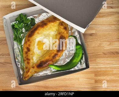 cuisine traditionnelle géorgienne tarte au fromage khachapuri dans une boîte en papier Banque D'Images