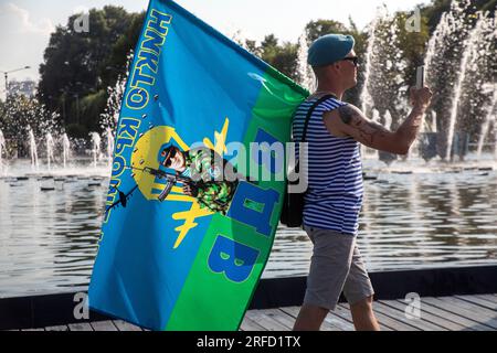 Moscou, Russie. 2 août 2023. Un ancien militaire des forces aéroportées avec un drapeau est vu à une fontaine dans le parc Gorki lors des célébrations du jour des parachutistes russes à Moscou, en Russie. Crédit : Nikolay Vinokurov/Alamy Live News Banque D'Images