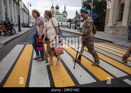 Moscou, Russie. 2 août 2023. Un ancien militaire des forces aéroportées avec est vu près du parc Zaryadye lors des célébrations du jour des parachutistes russes dans le centre-ville de Moscou, en Russie. Crédit : Nikolay Vinokurov/Alamy Live News Banque D'Images