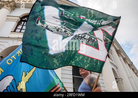 Moscou, Russie. 2 août 2023. Un ancien militaire des forces aéroportées avec un drapeau est vu près du parc Zaryadye lors des célébrations du jour des parachutistes russes dans le centre-ville de Moscou, en Russie. Crédit : Nikolay Vinokurov/Alamy Live News Banque D'Images