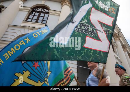 Moscou, Russie. 2 août 2023. Un ancien militaire des forces aéroportées avec un drapeau est vu près du parc Zaryadye lors des célébrations du jour des parachutistes russes dans le centre-ville de Moscou, en Russie. Crédit : Nikolay Vinokurov/Alamy Live News Banque D'Images