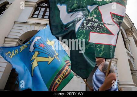 Moscou, Russie. 2 août 2023. Un ancien militaire des forces aéroportées avec un drapeau est vu près du parc Zaryadye lors des célébrations du jour des parachutistes russes dans le centre-ville de Moscou, en Russie. Crédit : Nikolay Vinokurov/Alamy Live News Banque D'Images