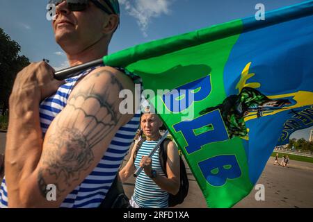 Moscou, Russie. 2 août 2023. Un ancien militaire des forces aéroportées avec un drapeau est vu dans Gorky Park lors des célébrations du jour des parachutistes russes à Moscou, en Russie. Crédit : Nikolay Vinokurov/Alamy Live News Banque D'Images