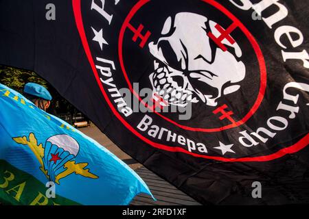 Moscou, Russie. 2 août 2023. Un ancien militaire des forces aéroportées avec des drapeaux de la PMC Wagner et des forces aéroportées russes est vu dans le parc Gorki lors des célébrations de la Journée des parachutistes russes à Moscou, en Russie. Crédit : Nikolay Vinokurov/Alamy Live News Banque D'Images