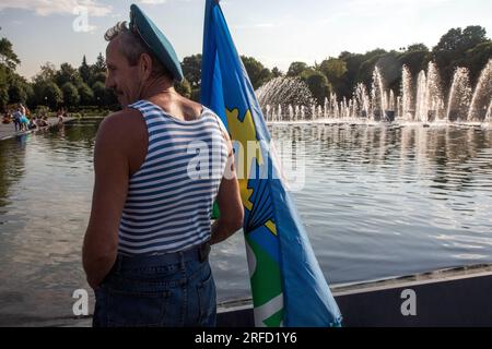 Moscou, Russie. 2 août 2023. Un ancien militaire des forces aéroportées avec un drapeau est vu à une fontaine dans le parc Gorki lors des célébrations du jour des parachutistes russes à Moscou, en Russie. Crédit : Nikolay Vinokurov/Alamy Live News Banque D'Images