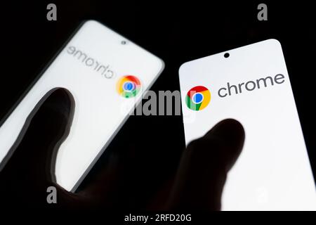 Dans cette illustration photo un logo Google Chrome vu affiché sur un smartphone. Banque D'Images