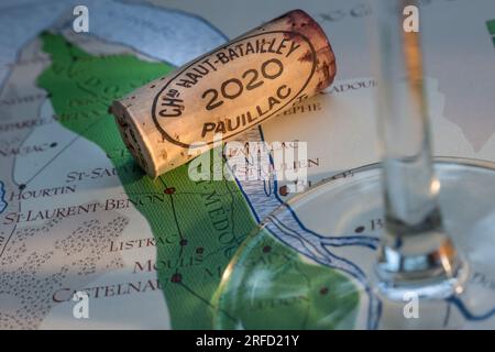 Pauillac Bordeaux 2020 dégustation de vin français concept de carte de visite en liège, avec verre à vin, bouchon Pauillac en gros plan, sur la vieille carte historique des régions viticoles de Bordeaux Banque D'Images