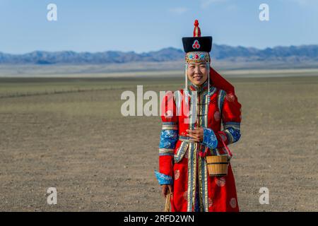 Une jeune femme mongole en robe traditionnelle au Gobi Mirage Lodge dans le désert de Gobi, dans le sud de la Mongolie. Banque D'Images