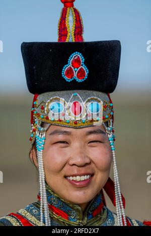 Une jeune femme mongole en robe traditionnelle au Gobi Mirage Lodge dans le désert de Gobi, dans le sud de la Mongolie. Banque D'Images