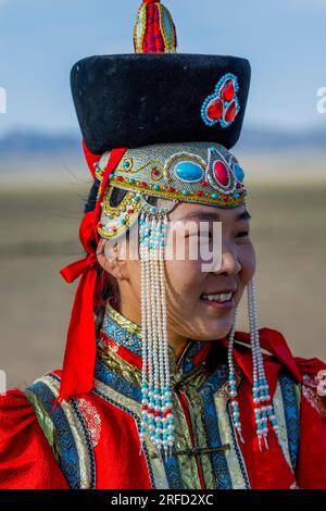 Une jeune femme mongole en robe traditionnelle au Gobi Mirage Lodge dans le désert de Gobi, dans le sud de la Mongolie. Banque D'Images