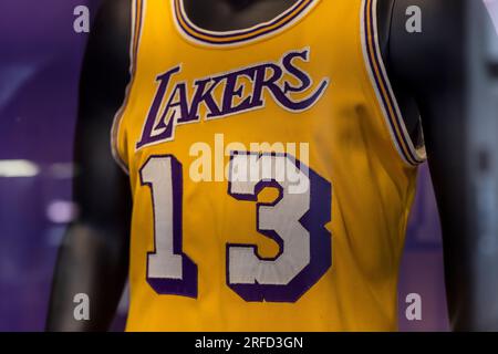 Beverly Hills, États-Unis. 02 août 2023. Le maillot porté par Wilt Chamberlain 1972 LA Lakers est mis aux enchères chez Sotheby's. Le maillot a été porté par Chamberlain qui a aidé les Lakers à remporter leur premier championnat NBA. D'autres souvenirs de LA Lakers de l'ère 1972 seront ajoutés à la vente qui devrait atteindre plus de 4 millions de dollars. 8/2/2023 Beverly Hills, CA., États-Unis. (Photo de Ted Soqui/SIPA USA) crédit : SIPA USA/Alamy Live News Banque D'Images