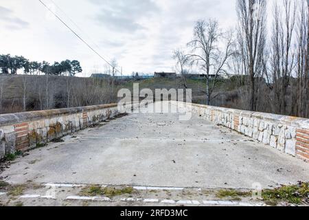 vieux pont en béton et en roche en zone rurale Banque D'Images