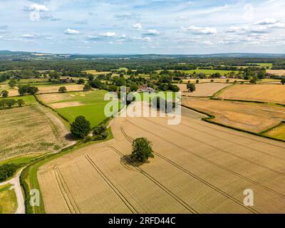 Une vue aérienne vers le village de Heyshott à travers des terres arables, West Sussex, Angleterre, Royaume-Uni Banque D'Images