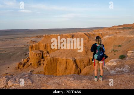 Touriste aux falaises flambantes dans le désert de Gobi près de Bulgan dans le sud de la Mongolie où d'importants fossiles de dinosaures ont été trouvés. Banque D'Images