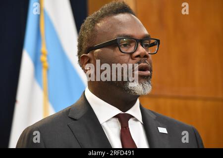 Chicago, États-Unis. 02 août 2023. Le maire de Chicago, Brandon Johnson, répond aux questions des médias. Le maire de Chicago, Brandon Johnson, prononce une allocution lors de la conférence de presse, répondant aux questions des médias à l'hôtel de ville de Chicago. Le maire Brandon Johnson a répondu à des questions sur les migrants, la violence armée le week-end et les préoccupations relatives à la qualité de vie dans la ville de Chicago. Crédit : SOPA Images Limited/Alamy Live News Banque D'Images