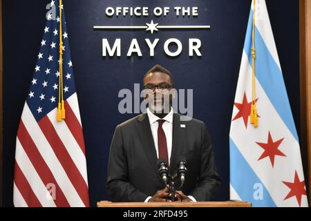 Chicago, États-Unis. 02 août 2023. Le maire de Chicago, Brandon Johnson, défend la position de son administration sur les questions relatives aux migrants. Le maire de Chicago, Brandon Johnson, prononce une allocution lors de la conférence de presse, répondant aux questions des médias à l'hôtel de ville de Chicago. Le maire Brandon Johnson a répondu à des questions sur les migrants, la violence armée le week-end et les préoccupations relatives à la qualité de vie dans la ville de Chicago. Crédit : SOPA Images Limited/Alamy Live News Banque D'Images