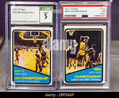 Beverly Hills, États-Unis. 02 août 2023. Le maillot porté par Wilt Chamberlain 1972 LA Lakers est mis aux enchères chez Sotheby's. Le maillot a été porté par Chamberlain qui a aidé les Lakers à remporter leur premier championnat NBA. D'autres souvenirs de LA Lakers de l'ère 1972 seront ajoutés à la vente qui devrait atteindre plus de 4 millions de dollars. 8/2/2023 Beverly Hills, CA., États-Unis. (Photo de Ted Soqui/SIPA USA) crédit : SIPA USA/Alamy Live News Banque D'Images
