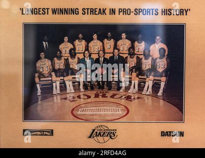 Beverly Hills, États-Unis. 02 août 2023. Le maillot porté par Wilt Chamberlain 1972 LA Lakers est mis aux enchères chez Sotheby's. Le maillot a été porté par Chamberlain qui a aidé les Lakers à remporter leur premier championnat NBA. D'autres souvenirs de LA Lakers de l'ère 1972 seront ajoutés à la vente qui devrait atteindre plus de 4 millions de dollars. 8/2/2023 Beverly Hills, CA., États-Unis. (Photo de Ted Soqui/SIPA USA) crédit : SIPA USA/Alamy Live News Banque D'Images