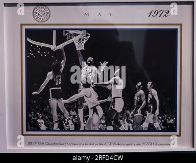 Beverly Hills, États-Unis. 02 août 2023. Le maillot porté par Wilt Chamberlain 1972 LA Lakers est mis aux enchères chez Sotheby's. Le maillot a été porté par Chamberlain qui a aidé les Lakers à remporter leur premier championnat NBA. D'autres souvenirs de LA Lakers de l'ère 1972 seront ajoutés à la vente qui devrait atteindre plus de 4 millions de dollars. 8/2/2023 Beverly Hills, CA., États-Unis. (Photo de Ted Soqui/SIPA USA) crédit : SIPA USA/Alamy Live News Banque D'Images