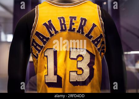 Beverly Hills, États-Unis. 02 août 2023. Le maillot porté par Wilt Chamberlain 1972 LA Lakers est mis aux enchères chez Sotheby's. Le maillot a été porté par Chamberlain qui a aidé les Lakers à remporter leur premier championnat NBA. D'autres souvenirs de LA Lakers de l'ère 1972 seront ajoutés à la vente qui devrait atteindre plus de 4 millions de dollars. 8/2/2023 Beverly Hills, CA., États-Unis. (Photo de Ted Soqui/SIPA USA) crédit : SIPA USA/Alamy Live News Banque D'Images