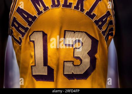 Beverly Hills, États-Unis. 02 août 2023. Le maillot porté par Wilt Chamberlain 1972 LA Lakers est mis aux enchères chez Sotheby's. Le maillot a été porté par Chamberlain qui a aidé les Lakers à remporter leur premier championnat NBA. D'autres souvenirs de LA Lakers de l'ère 1972 seront ajoutés à la vente qui devrait atteindre plus de 4 millions de dollars. 8/2/2023 Beverly Hills, CA., États-Unis. (Photo de Ted Soqui/SIPA USA) crédit : SIPA USA/Alamy Live News Banque D'Images