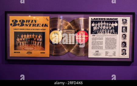 Beverly Hills, États-Unis. 02 août 2023. Le maillot porté par Wilt Chamberlain 1972 LA Lakers est mis aux enchères chez Sotheby's. Le maillot a été porté par Chamberlain qui a aidé les Lakers à remporter leur premier championnat NBA. D'autres souvenirs de LA Lakers de l'ère 1972 seront ajoutés à la vente qui devrait atteindre plus de 4 millions de dollars. 8/2/2023 Beverly Hills, CA., États-Unis. (Photo de Ted Soqui/SIPA USA) crédit : SIPA USA/Alamy Live News Banque D'Images