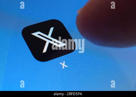 Logo de l'application Twitter X visible sur l'écran du smartphone. Twitter se transforme en application X (également connue sous le nom de « Everything app »). Stafford, Royaume-Uni, 2 août 20 Banque D'Images